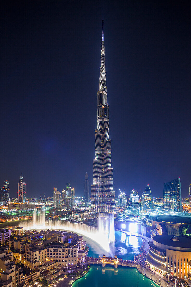 VAE, Stadtzentrum Dubai. Burj Khalifa, höchstes Gebäude der Welt (2016), Blick von oben