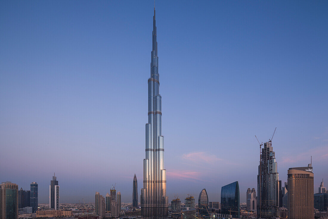 VAE, Stadtzentrum Dubai. Burj Khalifa, höchstes Gebäude der Welt (Stand: 2016), Blick von oben