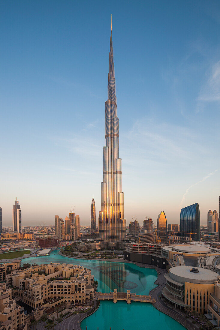 VAE, Stadtzentrum Dubai. Burj Khalifa, höchstes Gebäude der Welt (Stand: 2016), Blick von oben