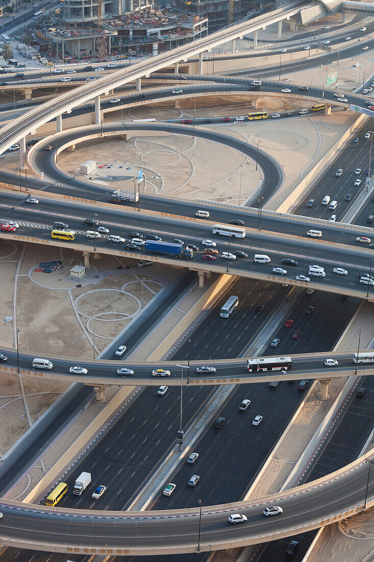 VAE, Stadtzentrum Dubai. Verkehrsknotenpunkt Sheik Zayed Road, Blick aus der Vogelperspektive