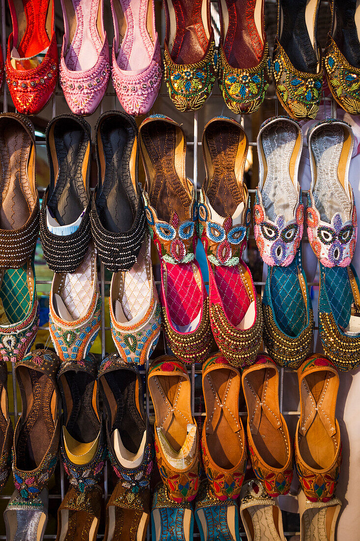 Vereinigte Arabische Emirate, Dubai, Deira. Traditionelle Souvenir-Pantoffeln