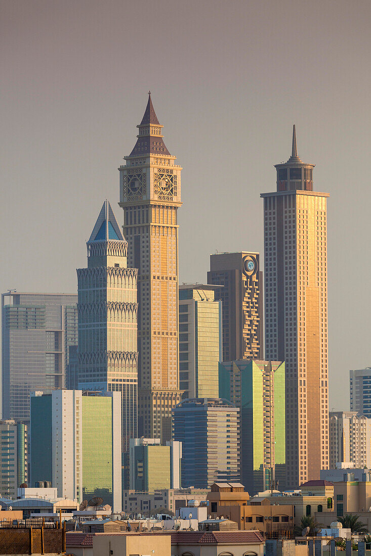 VAE, Dubai, Jumeirah. Wolkenkratzer entlang der Sheikh Zayed Road, Silhouette von Jumeirah aus