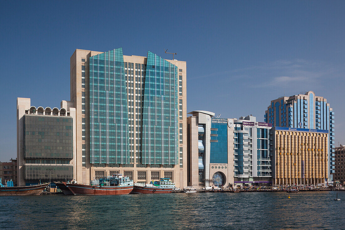 VAE, Dubai, Deira. Gebäude am Wasser am Dubai Creek
