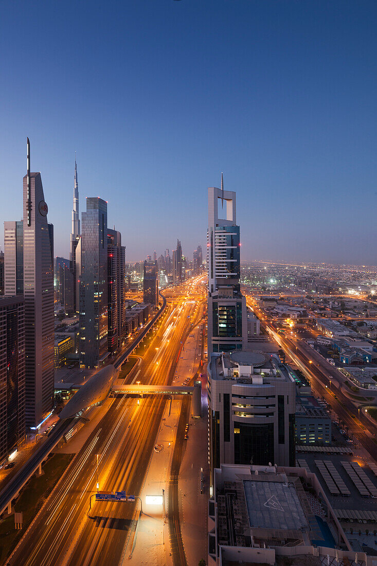 VAE, Stadtzentrum Dubai. Hochhäuser entlang der Sheikh Zayed Road, Blick von oben