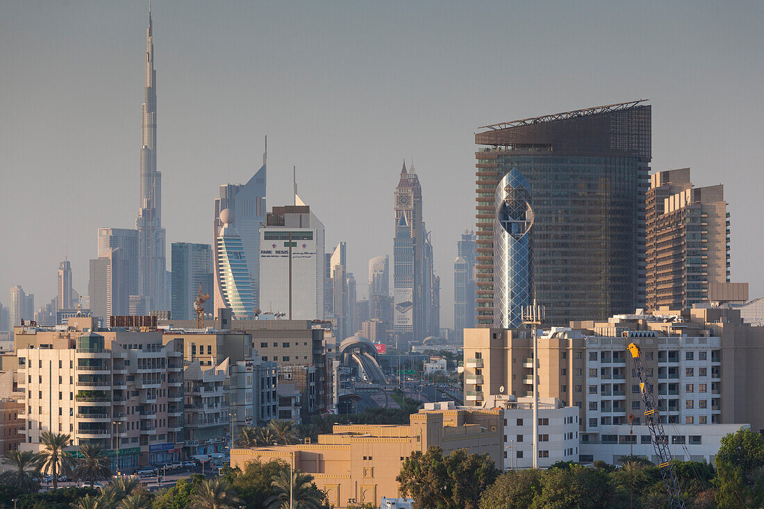 VAE, Dubai, Deira. Blick auf die Wolkenkratzer der Innenstadt von Dubai vom Dubai Creek aus