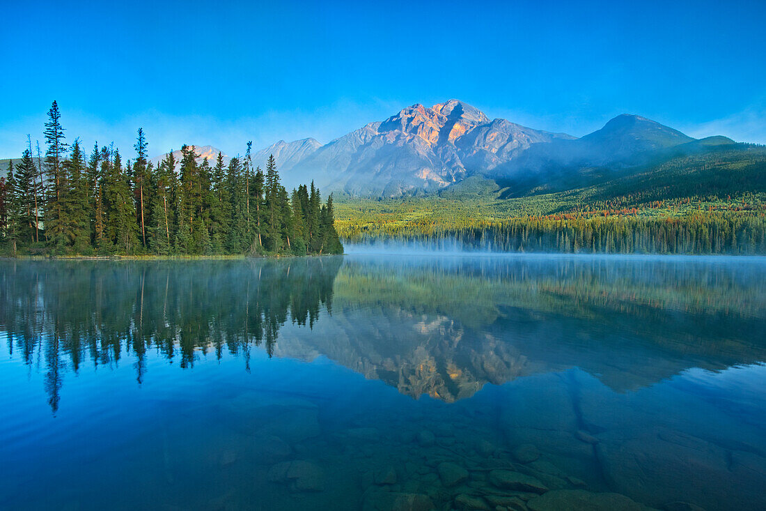 Kanada, Alberta, Jasper-Nationalpark. Berg- und Waldreflexionen im See