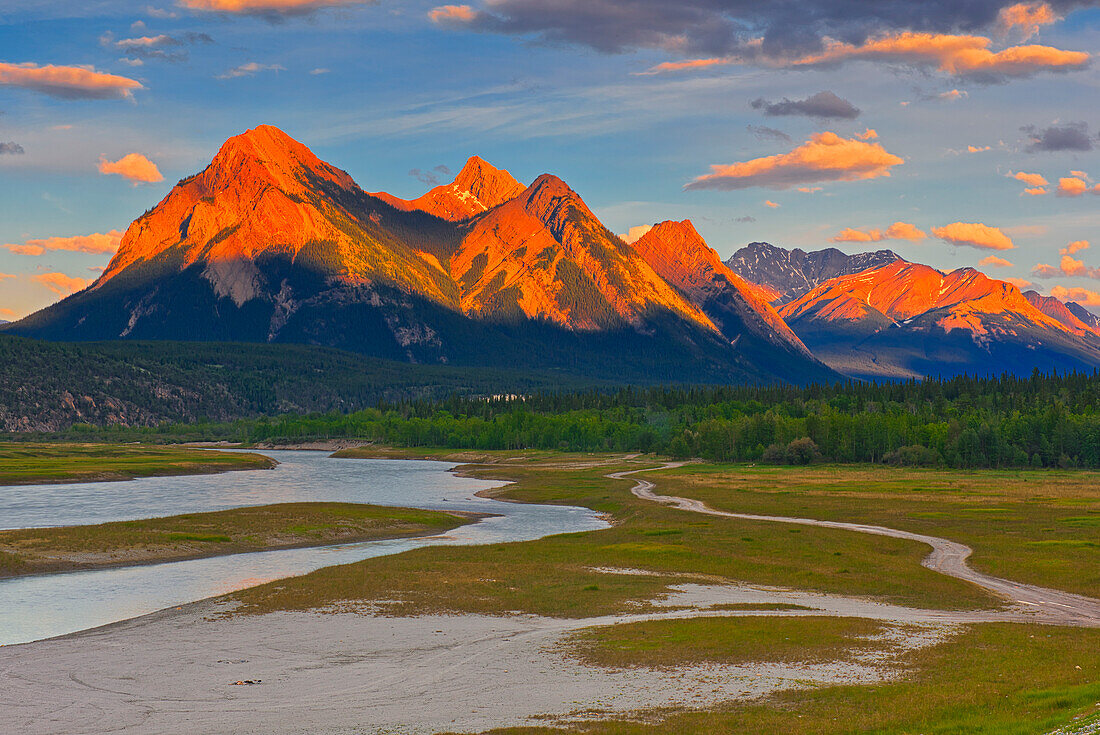 Kanada, Alberta. Kanadische Rocky Mountains und Abraham Lake bei Sonnenaufgang