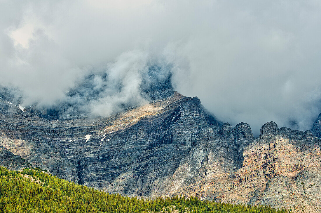 Kanada, Alberta, Banff-Nationalpark. Sonnenaufgangslandschaft mit Mt. Temple