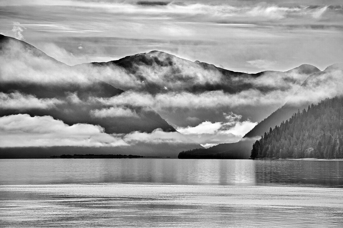 Kanada, Britisch-Kolumbien, Prince Rupert. Aufsteigender Nebel über dem Skeena River