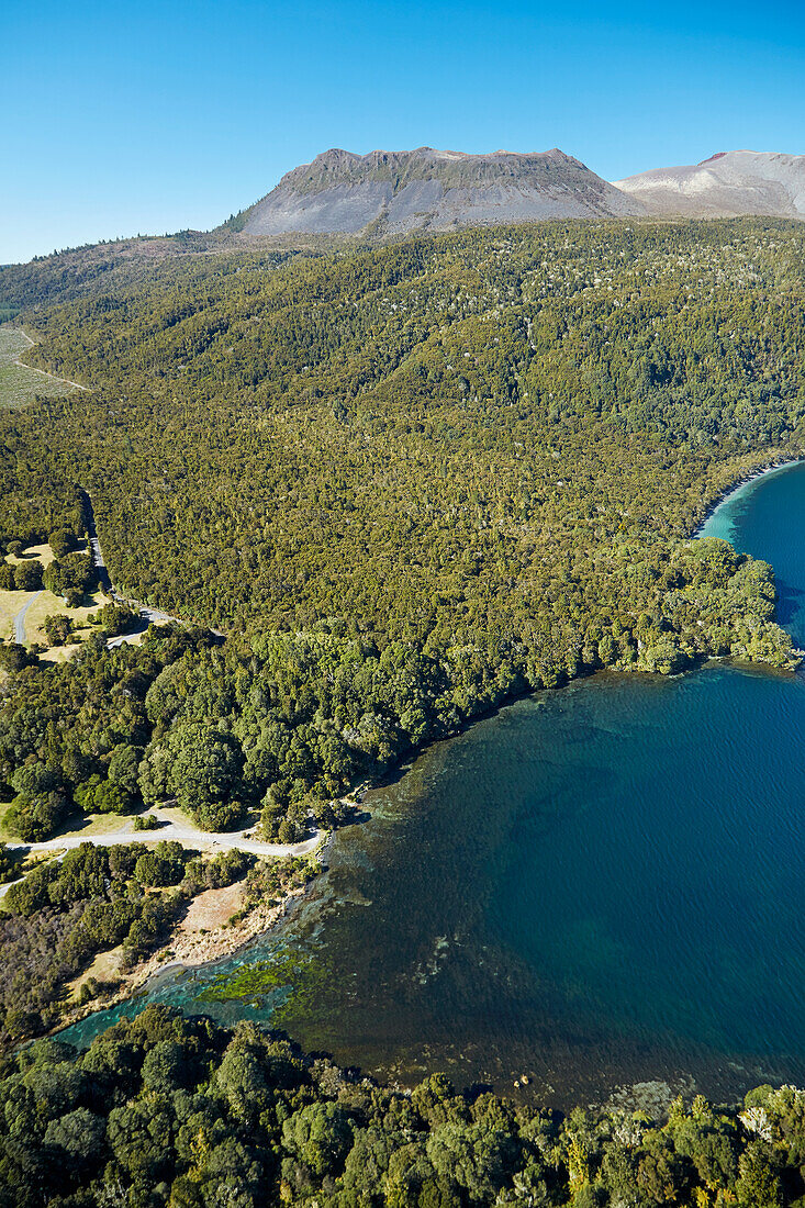 Te Tapahoro Bay, Lake Tarawera, der in den Tarawera River mündet, und Mount Tarawera, in der Nähe von Rotorua, Nordinsel, Neuseeland