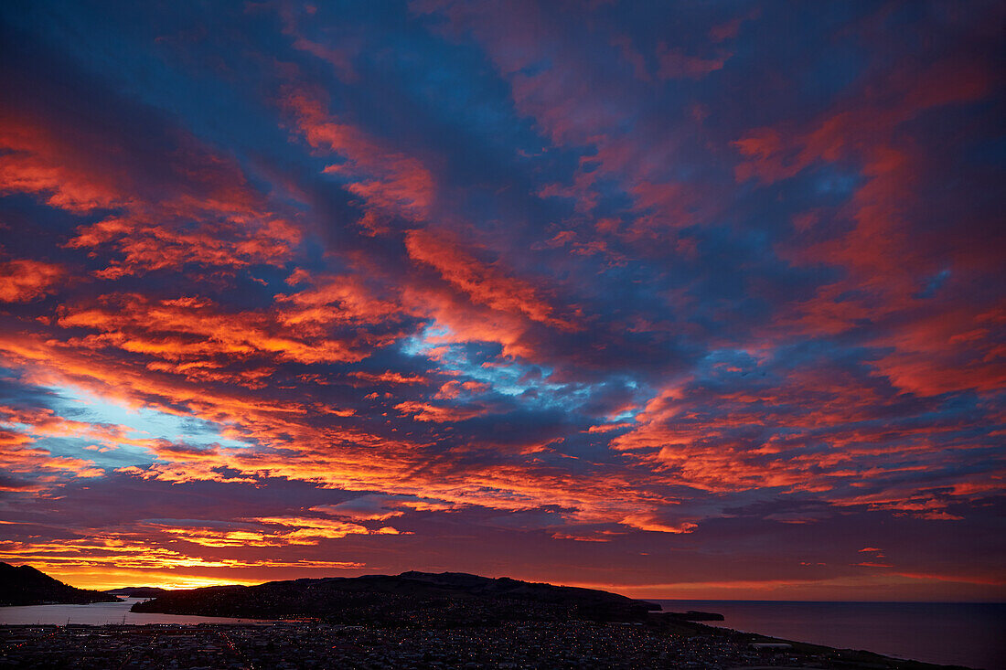 Sonnenaufgang über dem Hafen von Otago und dem Pazifischen Ozean, Dunedin, Südinsel, Neuseeland