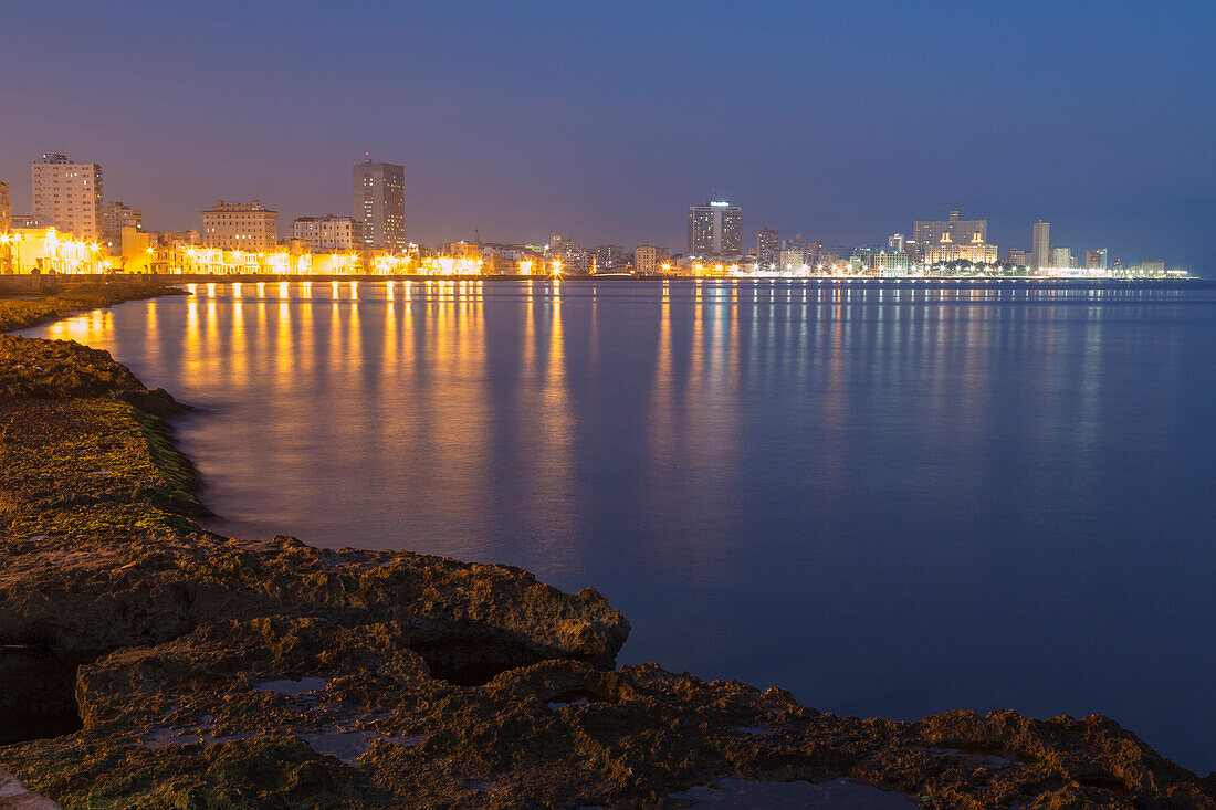 Kuba, Havanna. Blick entlang des Malecon in der Morgendämmerung.