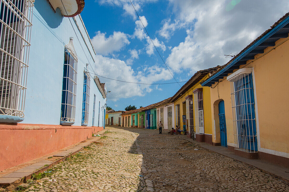 Kuba, Provinz Sancti Spiritus, Trinidad. Bunt bemalte Häuser säumen die Straßen des kolonialen Trinidad.
