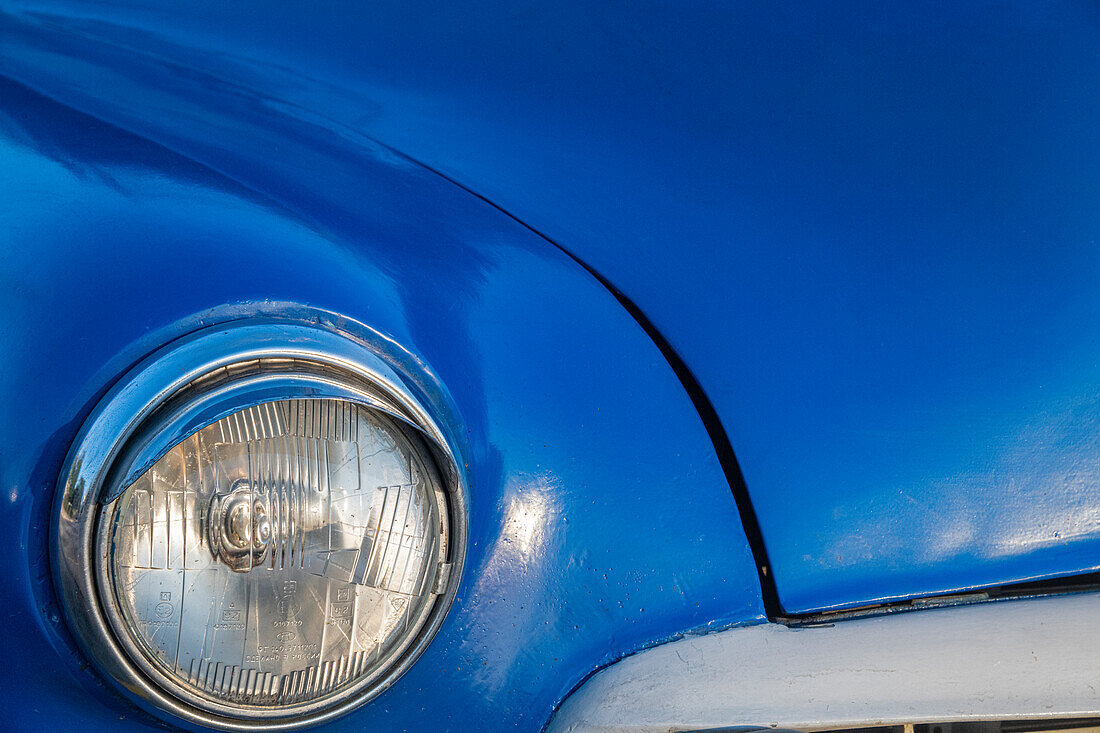Detail eines Scheinwerfers an der Vorderseite eines klassischen blauen amerikanischen Autos in Vieja, Alt-Habana, Havanna, Kuba.