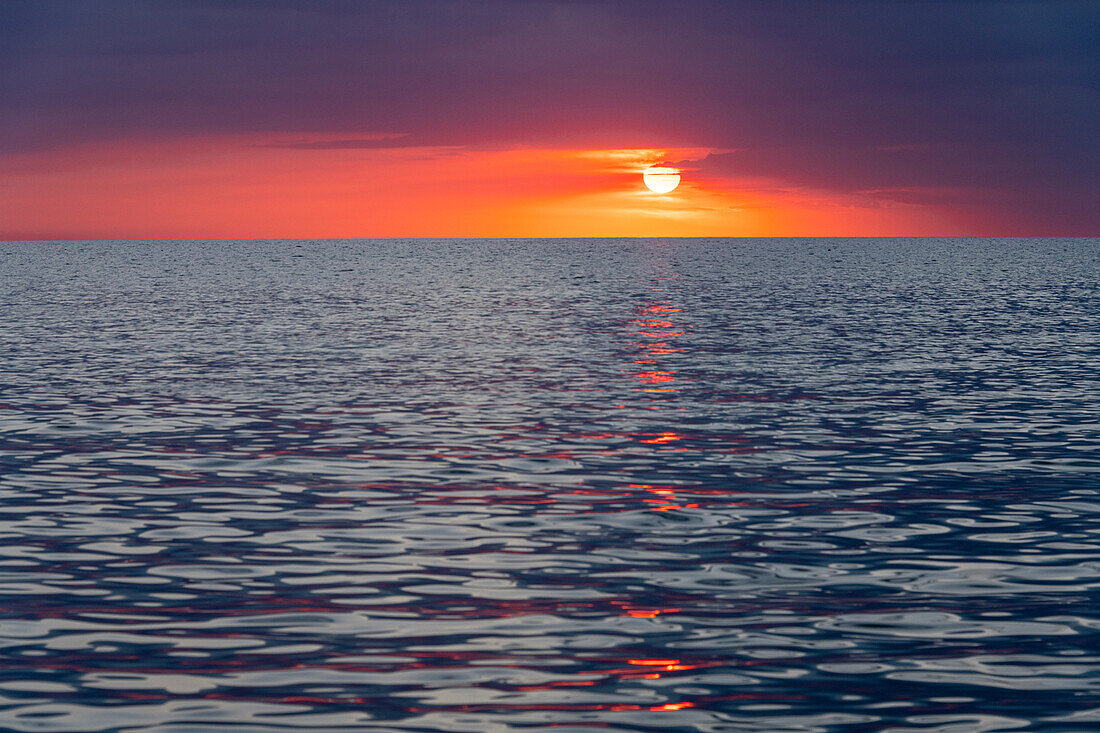 Sonnenuntergangshimmel mit Wolken über dem Meer von La Boca aus gesehen, Kuba