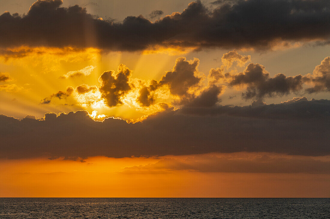 Sonnenuntergang in Wolken über dem Ozean von La Boca, Kuba