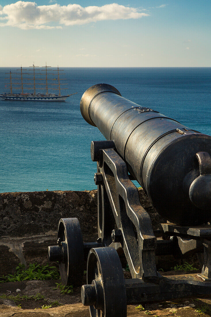 Kanone in Fort George mit Blick auf das Karibische Meer, St. Georges, Grenada
