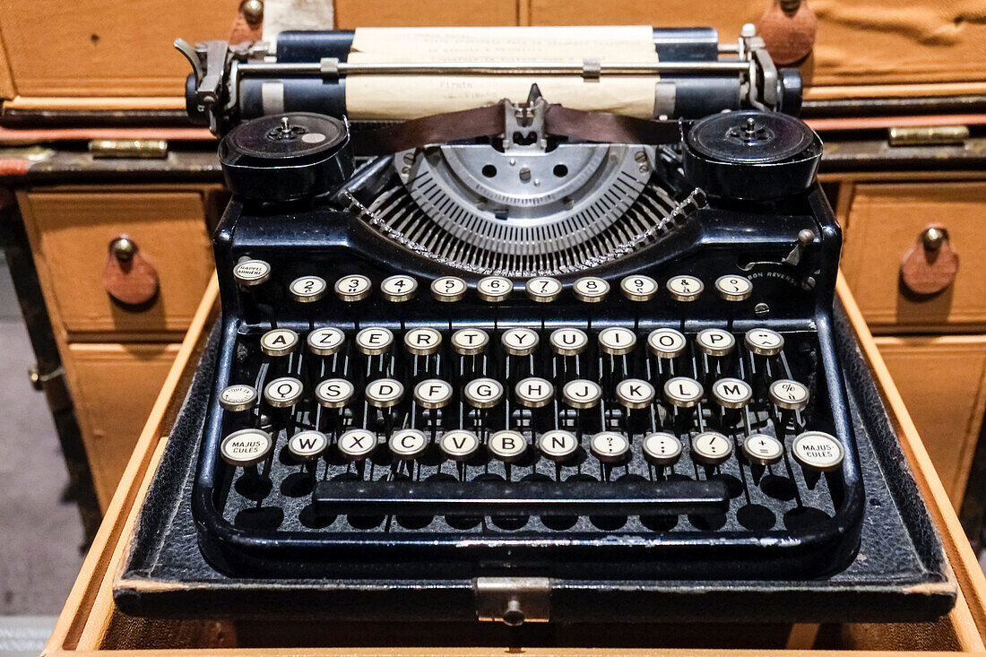 Old French typewriter.