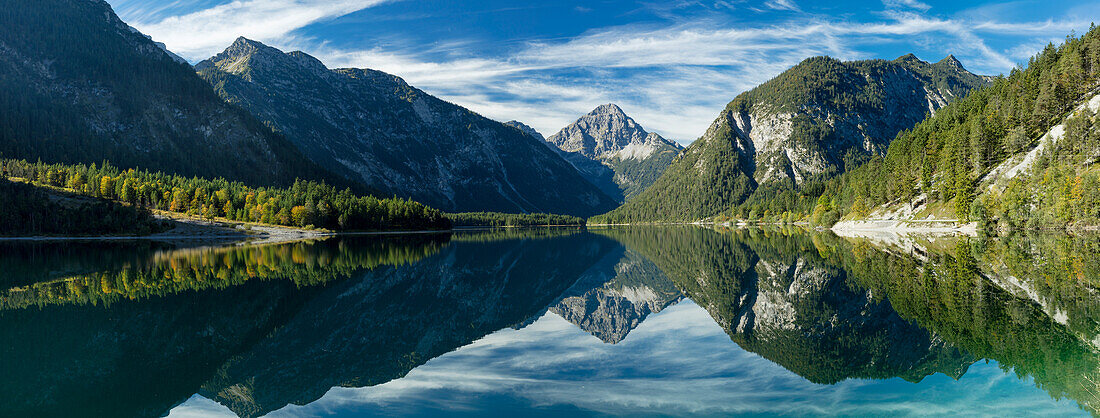 Spiegelung der Tiroler Alpen im Plansee, Tirol, Österreich