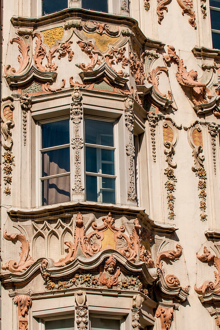 Wandmalerei an Gebäuden in der Altstadt von Innsbruck, Tirol, Österreich.