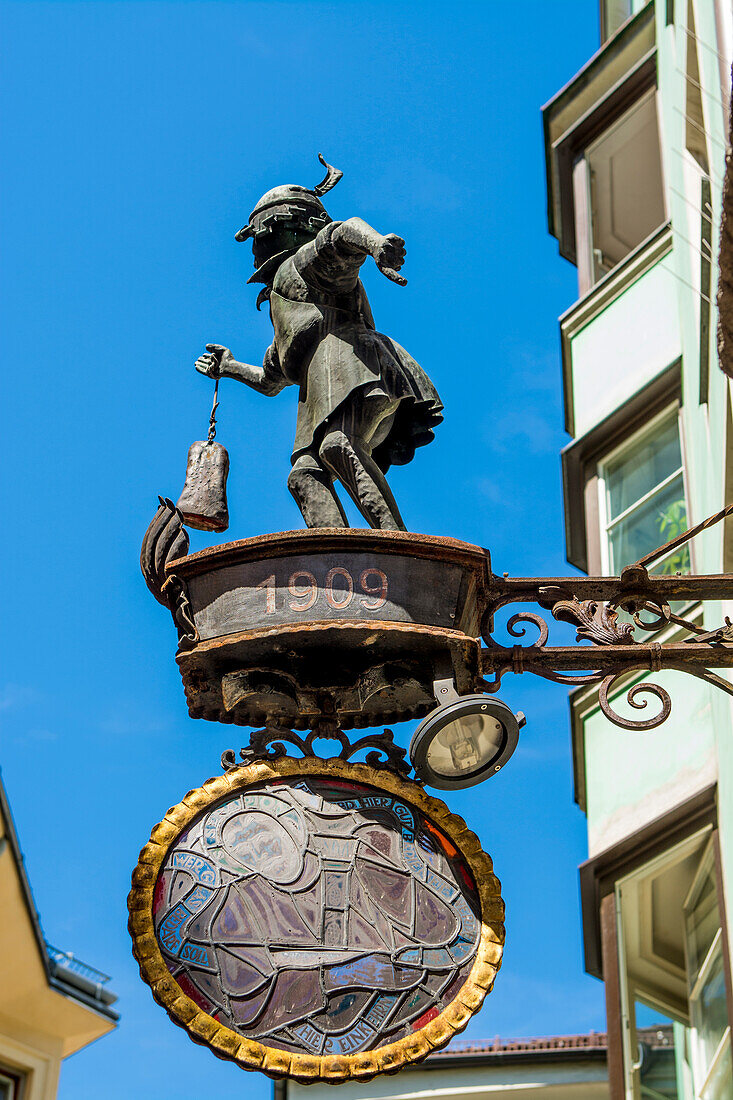 Dekorative, verschnörkelte Metallschilder, Altstadt, Innsbruck, Tirol, Österreich.
