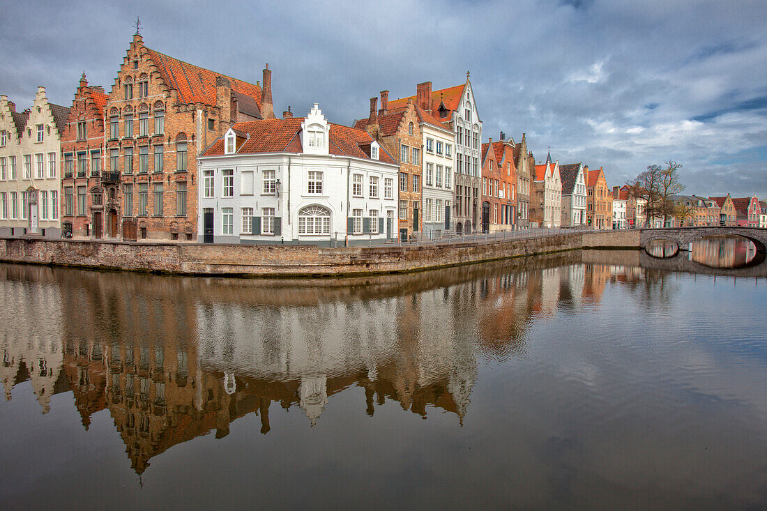 Belgien, Brügge, Kanal und Spiegelung