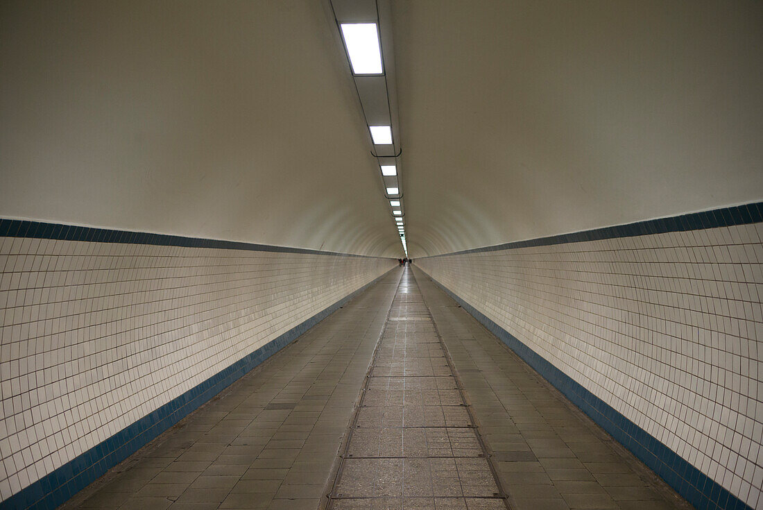 Belgien, Antwerpen. St. Anna Tunnel, Fußgängertunnel unter der Schelde