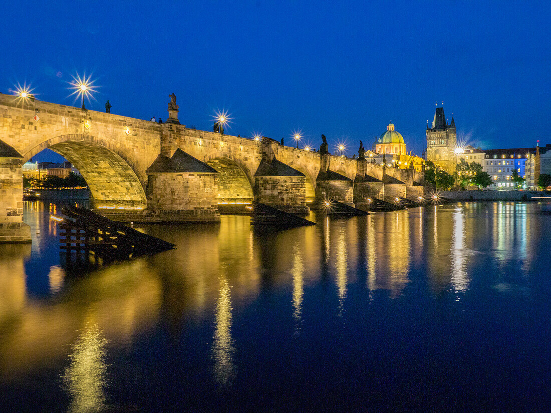 Tschechische Republik, Prag. Karlsbrücke Wasser Reflexion in der Nacht.