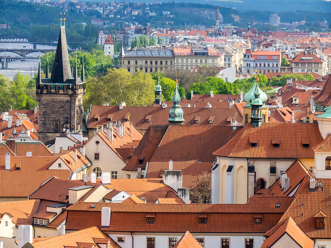 Tschechische Republik, Prag. Dächer von oben gesehen.