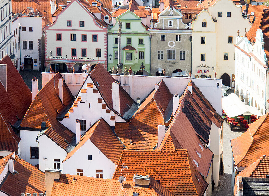 Tschechische Republik, Chesky Krumlov. Blick vom Dach auf die Stadt.