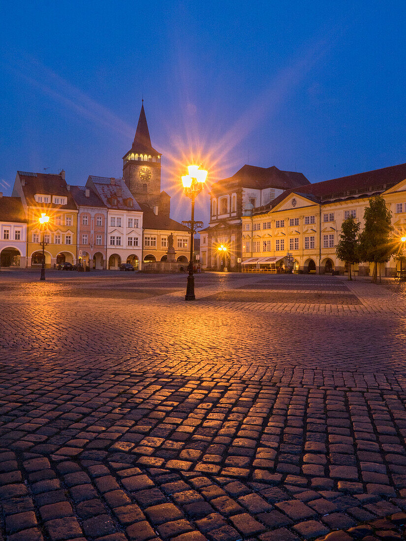 Tschechische Republik, Jicin. Dämmerung auf dem Hauptplatz, umgeben von kürzlich restaurierten historischen Gebäuden.