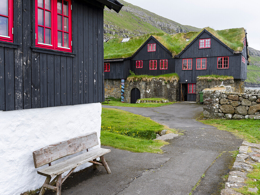 Der Königshof in Kirkjubour (Kirkjboargardur, Roykstovan), das älteste noch bewohnte Holzhaus in Europa und das älteste noch bewohnte Bauernhaus aus der Zeit der Wikinger auf den Färöern. Dänemark, Färöer Inseln
