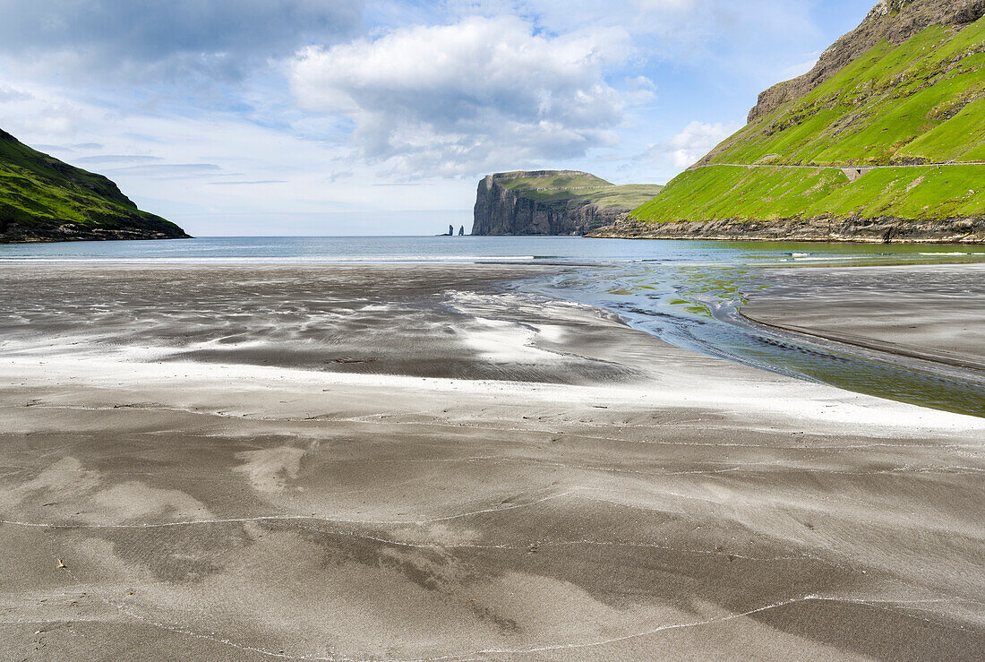 Strand bei Tjornuvik. Im Hintergrund die Insel Eysturoy mit den ikonischen Schornsteinen Risin und Kellingin. Dänemark, Färöer Inseln