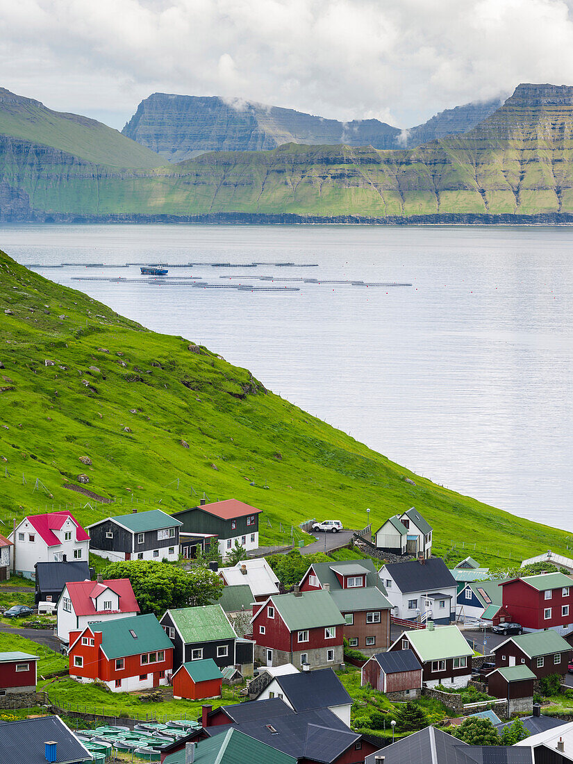 Dorf Funningur, im Hintergrund Funningsfjordur, Leiriksfjordur und die Insel Kalsoy. Nordeuropa, Dänemark