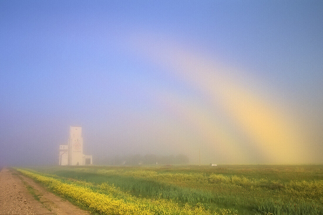 Kanada, Manitoba, Culross. Nebelbogen und Getreidesilo.