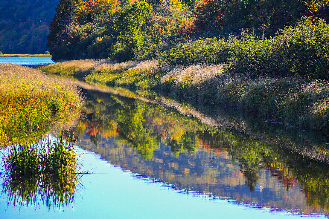 Kanada, Neuschottland, Cape Breton, Cabot Trail, Spiegelungen im Margaree-Fluss,