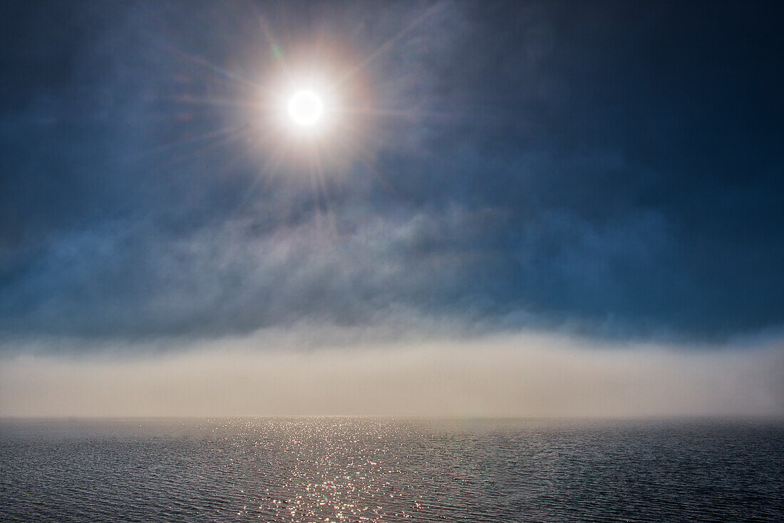 Kanada, Ontario, Longlac. Sonnenaufgang und Nebel am Long Lake