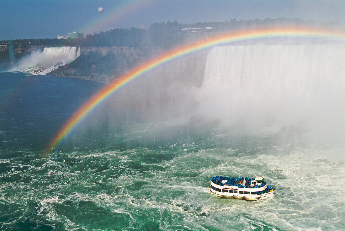 Kanada, Ontario, Niagarafälle. Maid of the Mist Ausflugsboot und Regenbogen.