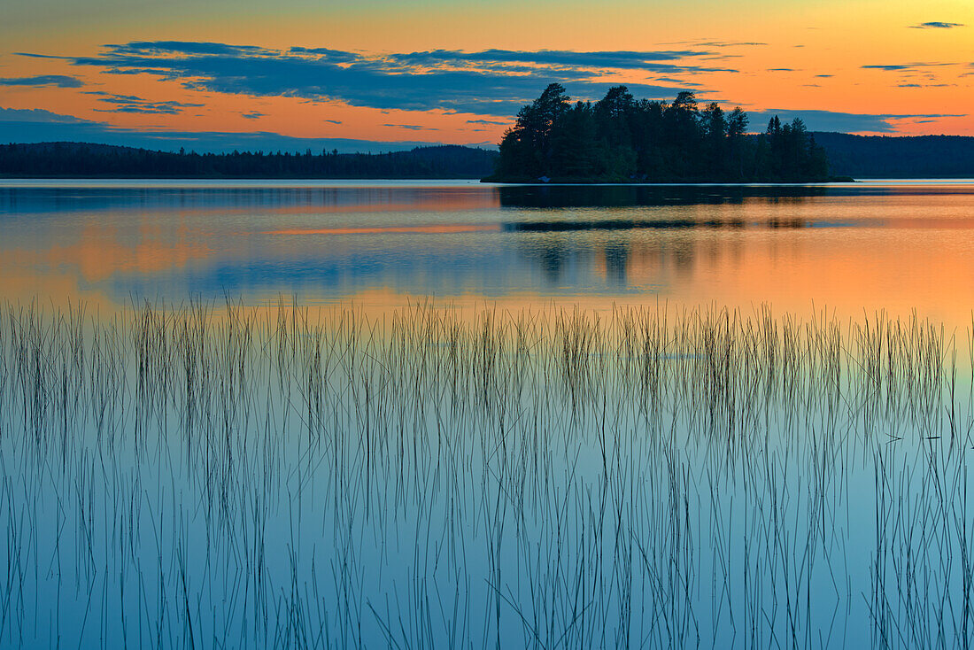 Kanada, Québec, Belleterre. Spiegelung im Sonnenuntergang am Lac des Sables