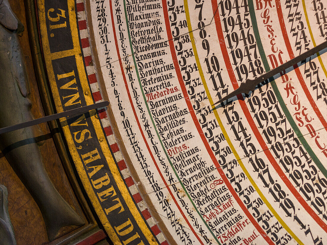 Die mittelalterliche astronomische Uhr, die einzige ihrer Art, die noch funktionstüchtig ist. Marienkirche, ein Wahrzeichen der Stadt Rostock. Stadt Rostock. Deutschland, Mecklenburg-Vorpommern