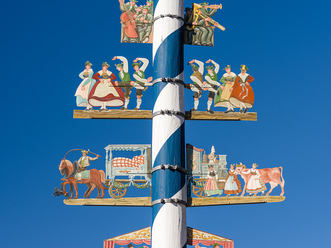 Traditioneller bayerischer Maibaum (Maibaum). Dorf Schliersee in den Bayerischen Alpen, Bayern, Deutschland