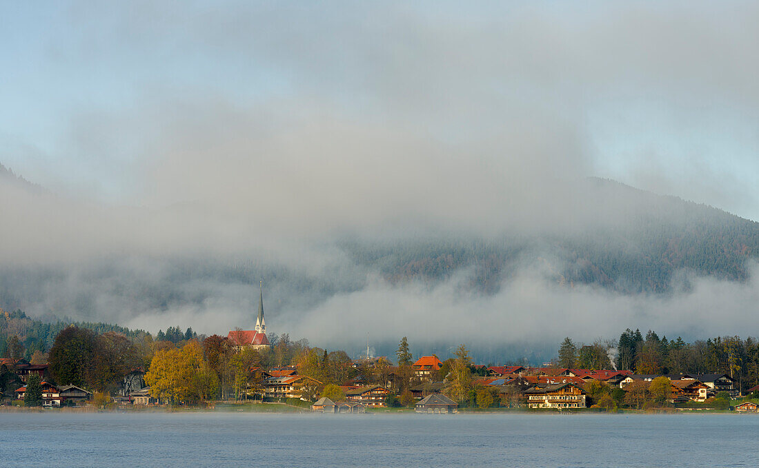 Blick in Richtung Bad Wiessee. Tegernsee in der Nähe des Dorfes Rottach Egern in den bayerischen Alpen. Deutschland, Bayern