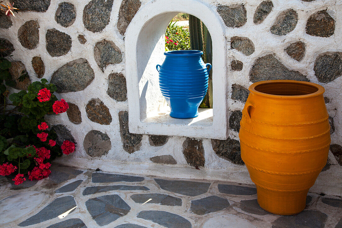 Griechenland, Santorini. Blumentöpfe schmücken einen Innenhof