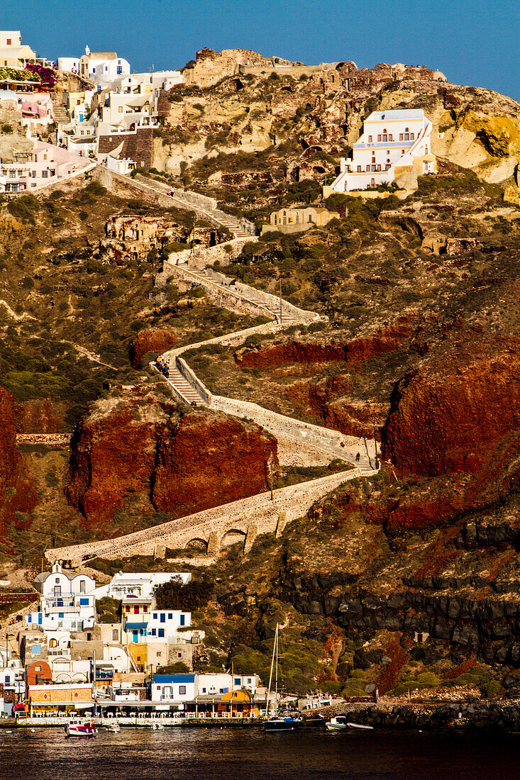 Santorin, Griechenland. Zickzack-Treppenweg, der zu einem Dorf am Meer auf der Insel Santorin führt