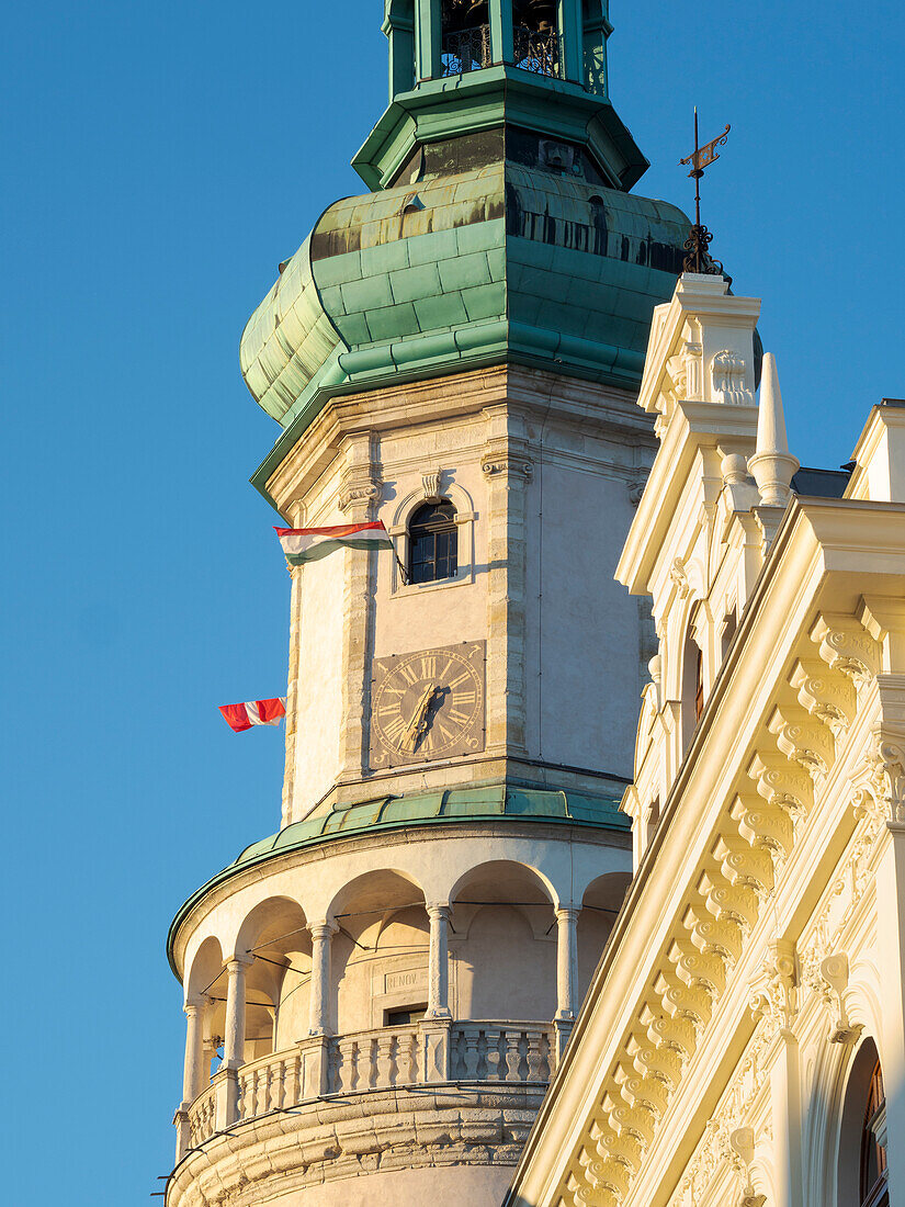 Feuerwachturm (Tueztorony), das Wahrzeichen von Sopron am Hauptplatz. Sopron in Transdanubien, im Westen Ungarns, nahe der Grenze zu Österreich. Osteuropa, Ungarn.