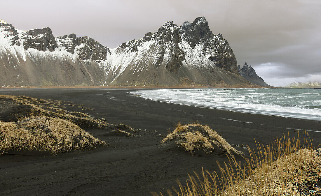 Island, Stokksnes, Berg Vestrahorn.