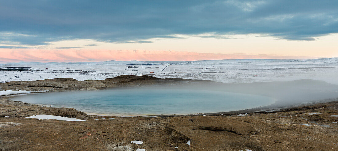 Das Becken der sprudelnden Quelle namens Geysir, dem Namensgeber für solche Quellen. Das Geothermalgebiet Haukadalur ist Teil der touristischen Route Golden Circle im Winter. Island (Großformate verfügbar)