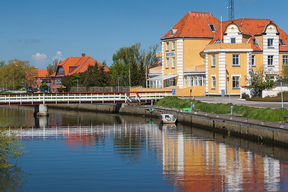 Dänemark, Jütland, Grenaa, Gebäude entlang des Kanals