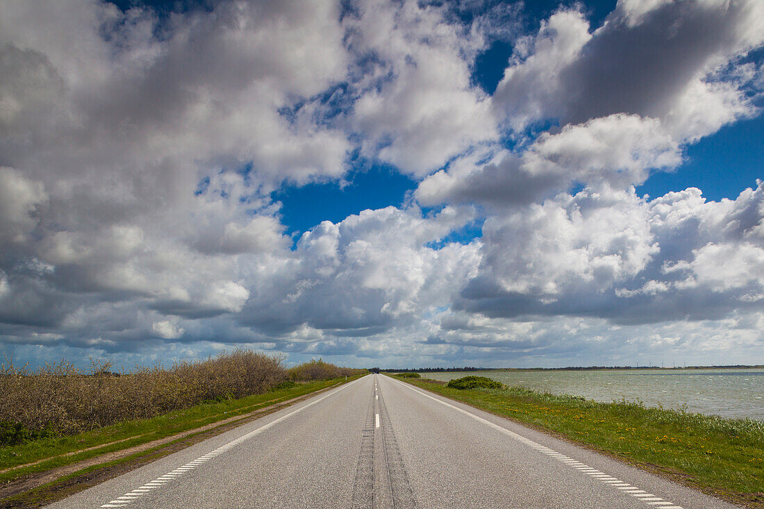 Dänemark, Jütland, Oslos, Route 11 Straße am Limfjorden