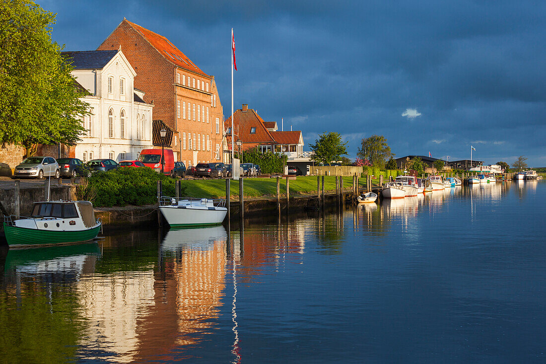 Dänemark, Jütland, Ribe, Stadtansicht vom Fluss Ribe, Dämmerung